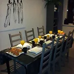 Bed & Kitchen Den Oever